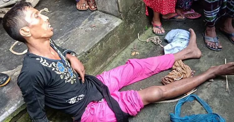 বোরকা পরে চুরির অভিযোগ, ধরে ফেলে যুবককে রাতভর নির্যাতন