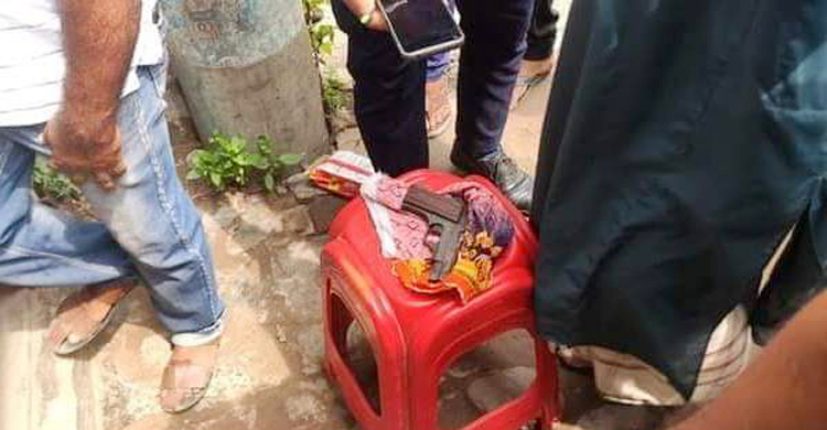 কিশোরের কাছে মিললো পিস্তল, যুবলীগ নেতার দোকানে রামদা-চাপাতি