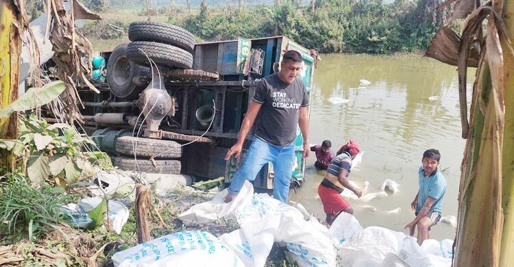 ঘন কুয়াশায় কুষ্টিয়ায় ৪০০ বস্তা সার নিয়ে ট্রাক খালে