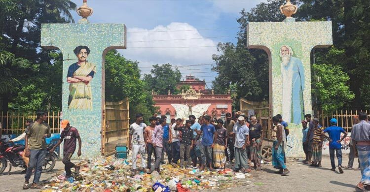 পৌরসভার গেটে আবর্জনা ফেলে কর্মবিরতিতে পরিচ্ছন্নতা কর্মীরা