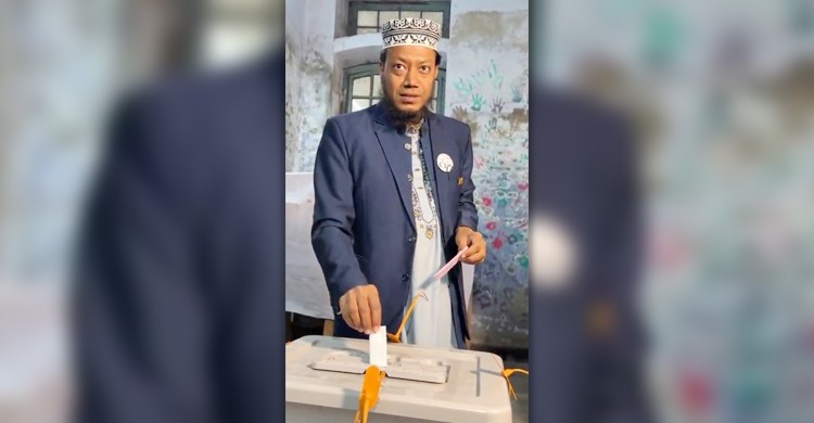 জীবনে প্রথমবার ভোট দিলাম, ঈদের মতো আনন্দ লাগছে: আমির হামজা