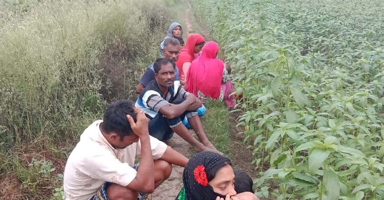 মাথার ওপর খোলা আকাশ, চারপাশে সীমান্তের কাঁটাতারই যেন তাদের নিয়তি