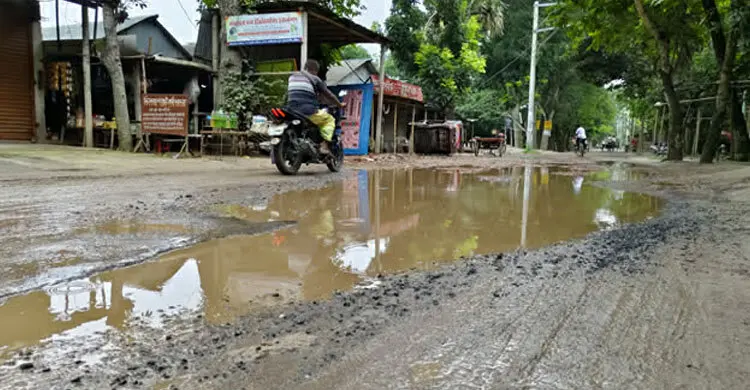 কুষ্টিয়ায় খানাখন্দে ভরা সড়কে ভোগান্তি বাড়িয়েছে বৃষ্টি