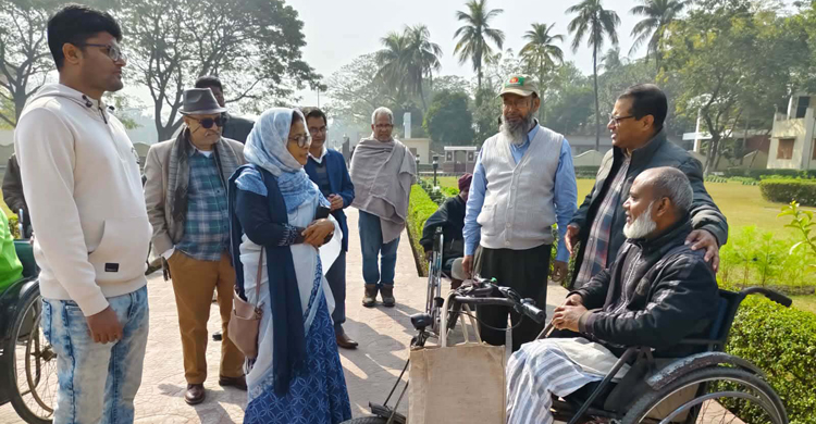 বিশ্বকবির আঙিনায় শিক্ষা সচিবের সঙ্গে আড্ডায় মাতলেন প্রতিবন্ধীরা