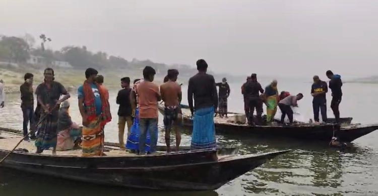 কুষ্টিয়ার খোকসায় গড়াই নদীতে গোসলে নেমে নিখোঁজ দুই শিশুর মধ্যে তাইবা (৭) নামে একজনের মরদেহ উদ্ধার করেছে ফায়ার সার্ভিসের ডুবুরি দল