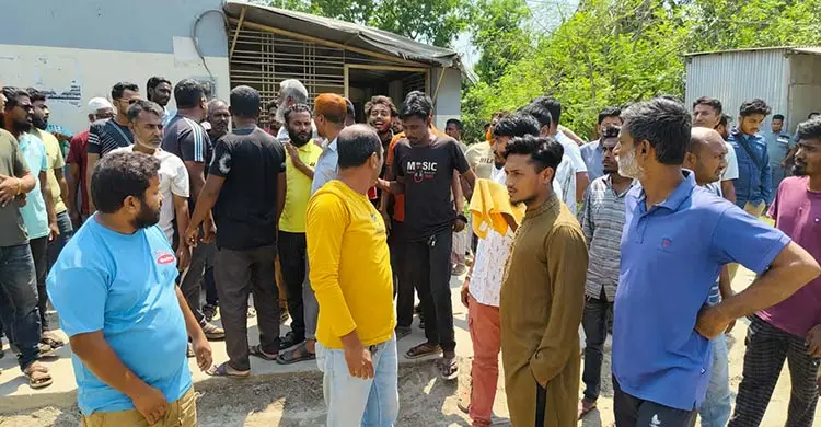 বন্ধ হওয়া সেতুর টোল চালু করতে গিয়ে ছাত্র-জনতার বিক্ষোভের মুখে প্রশাসন