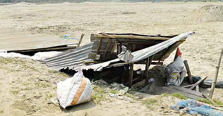 বিএনপিকর্মীর বালুঘাটে ভাঙচুর-লুটপাট আওয়ামী লীগ নেতার