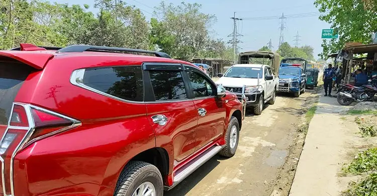 বন্ধ হওয়া সেতুর টোল চালু করতে গিয়ে ছাত্র-জনতার বিক্ষোভের মুখে প্রশাসন