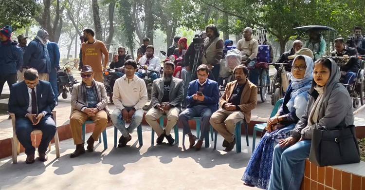 বিশ্বকবির আঙিনায় শিক্ষা সচিবের সঙ্গে আড্ডায় মাতলেন প্রতিবন্ধীরা