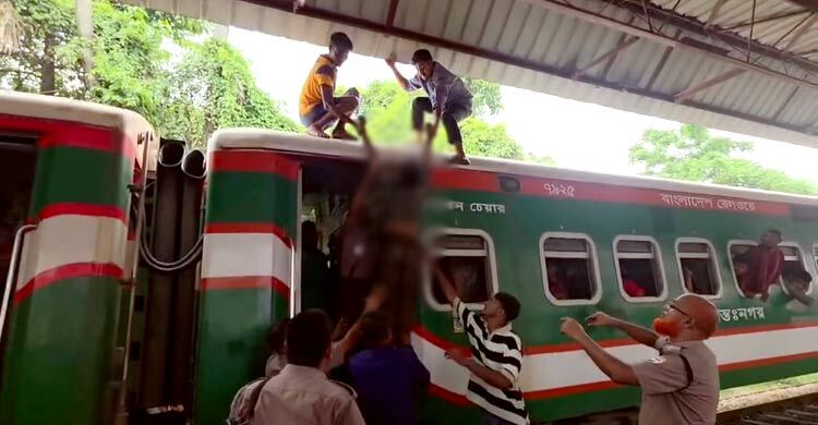 কুষ্টিয়ায় ট্রেনের ছাদ থেকে যুবকের রক্তাক্ত মরদেহ উদ্ধার