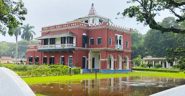 কবির স্মৃতিবিজড়িত কুঠিবাড়ি এখন পানির নিচে, ক্ষুব্ধ দর্শনার্থীরা