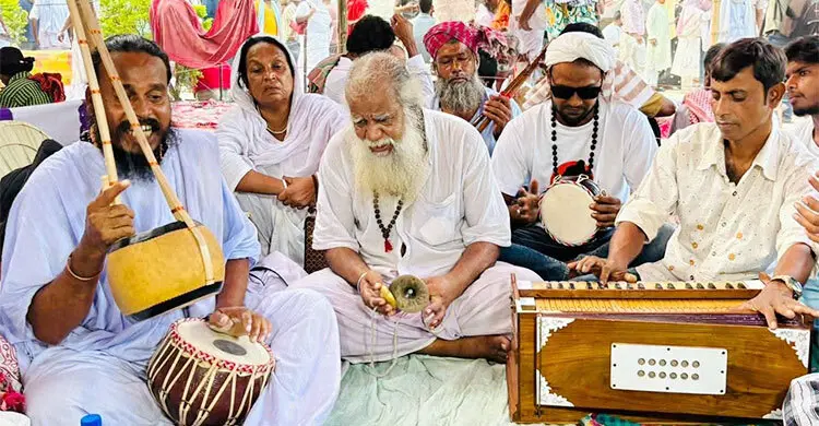 বোমা আতঙ্কের মধ্যেও শেষ দিনে লালন আখড়াবাড়িতে মানুষের ঢল