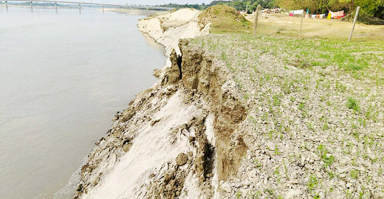 গড়াই নদীতে আকস্মিক ভাঙন, আতঙ্কিত বাসিন্দারা