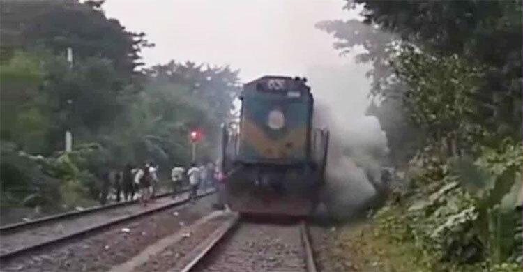 কুষ্টিয়ায় টুঙ্গিপাড়া এক্সপ্রেসের ইঞ্জিনে আগুন
