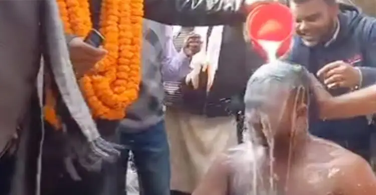 দুধ দিয়ে গোসল করিয়ে আ’লীগ কর্মীকে দলে নিলেন বিএনপি প্রার্থী