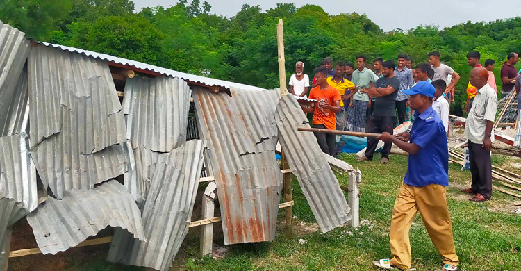 গড়াই নদী তীরের অবৈধ স্থাপনা গুঁড়িয়ে দিলো প্রশাসন