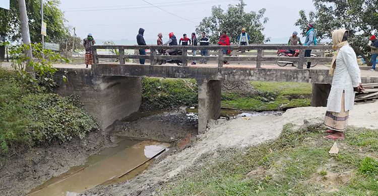 সরকারি খাল বন্ধ করে পাইপ কালভার্ট নির্মাণের অভিযোগ
