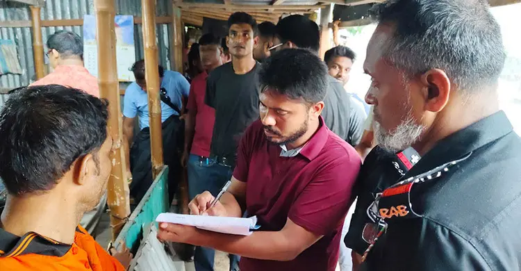 বাসের সুপারভাইজারের কাছে মিললো ৬ হাজার ইয়াবা