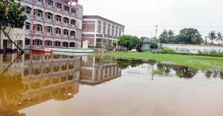 অল্প বৃষ্টিতে জলাবদ্ধতা, কয়েক হাজার মানুষের দুর্ভোগ