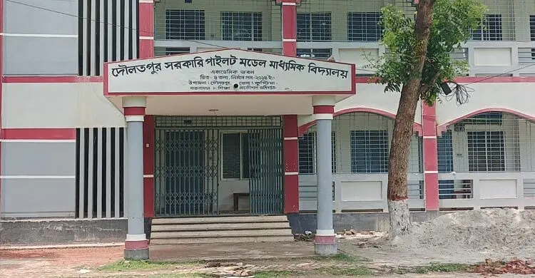 কুষ্টিয়ায় এসএসসি পরীক্ষায় ২০২৫ সালের প্রশ্ন বিতরণ