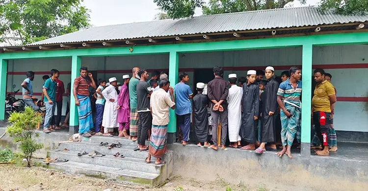 মাদরাসার শিশুকে ‘বলাৎকার’, সালিশ চলাকালে হুজুর আটক