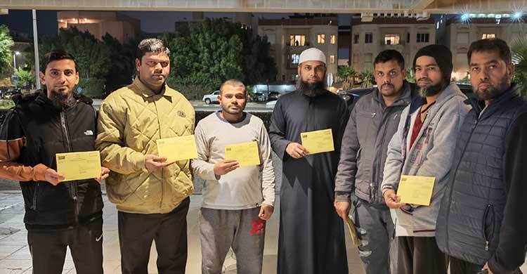 পোস্টাল ব্যালটে স্বতঃস্ফূর্ত ভোট দিচ্ছেন কুয়েত প্রবাসীরা