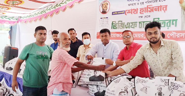 প্রধানমন্ত্রীর উপহারের চাল পেলো লক্ষ্মীপুরের ৬৫০০ অসহায়