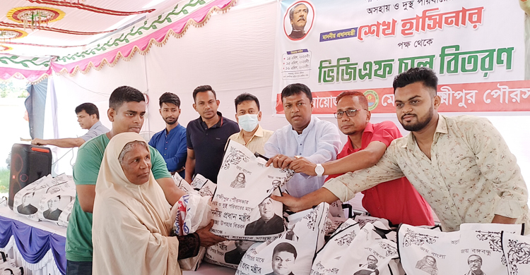 প্রধানমন্ত্রীর উপহারের চাল পেলো লক্ষ্মীপুরের ৬৫০০ অসহায়