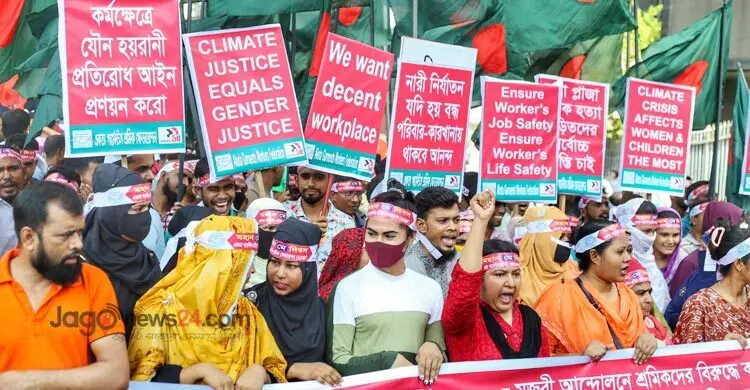 শ্রমিকদের দাবি আদায়ের স্লোগানে মুখরিত প্রেস ক্লাব চত্বর