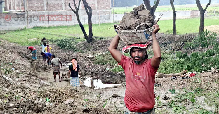 আয়ের পাল্লা হালকা, ব্যয়ের ভারে ন্যুব্জ শ্রমজীবী