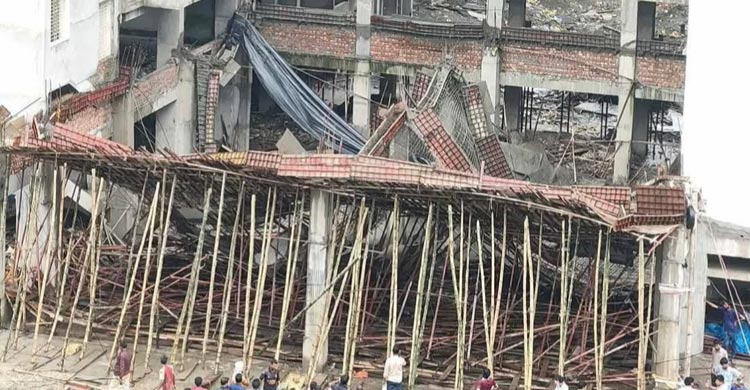কবি নজরুল বিশ্ববিদ্যালয়ে ছাদ ধসে ১১ শ্রমিক আহত