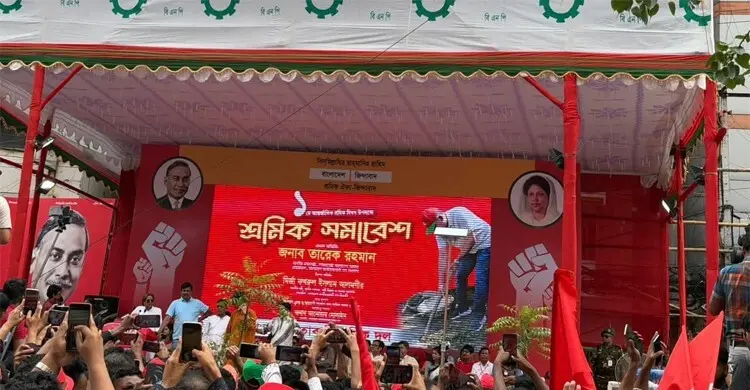 বৃষ্টির পর স্বস্তি, নয়াপল্টনে মে দিবসের সমাবেশে শ্রমিকদের ঢল