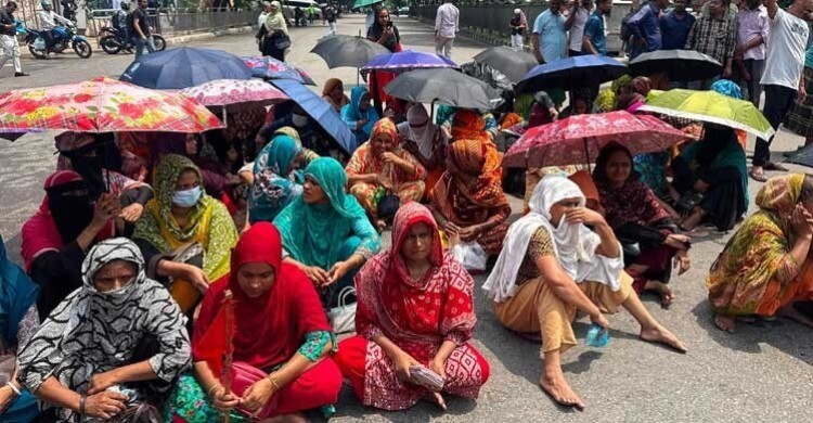দুই ঘণ্টা পর তেজগাঁওয়ে সড়ক ছাড়লেন শ্রমিকরা, যানবাহনের চাপ
