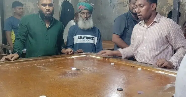 কারওয়ান বাজারের শ্রমিকরা বিনোদন খোঁজেন ক্যারামের বোর্ডে