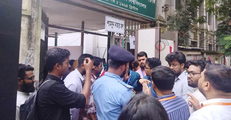 নারী ভোটকেন্দ্রে সাংবাদিক ও পর্যবেক্ষকদের ঢুকতে দেওয়া হচ্ছে না