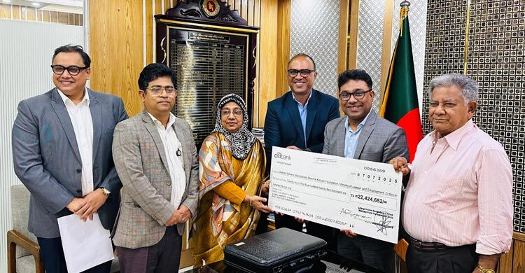 শ্রমিক কল্যাণ ফাউন্ডেশনে লাফার্জহোলসিমের চেক হস্তান্তর