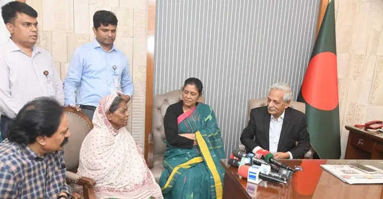 নজরুলসংগীত গেয়ে ভাইরাল লায়লা বাউলের পাশে সংস্কৃতি মন্ত্রণালয়