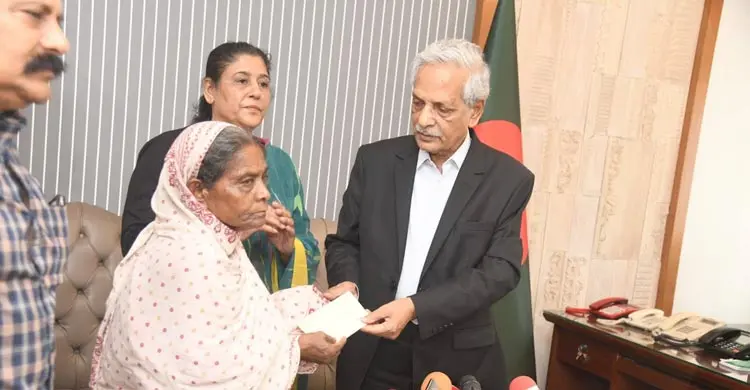 নজরুলসংগীত গেয়ে ভাইরাল লায়লা বাউলের পাশে সংস্কৃতি মন্ত্রণালয়