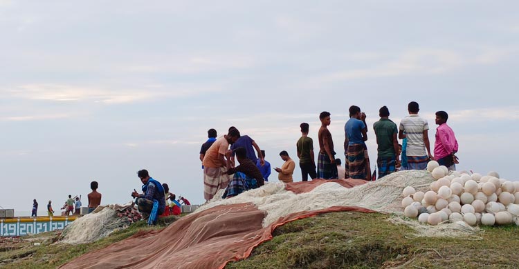 নিষেধাজ্ঞা শেষেও চাল পায়নি লক্ষ্মীপুরের ২৮ হাজার জেলে
