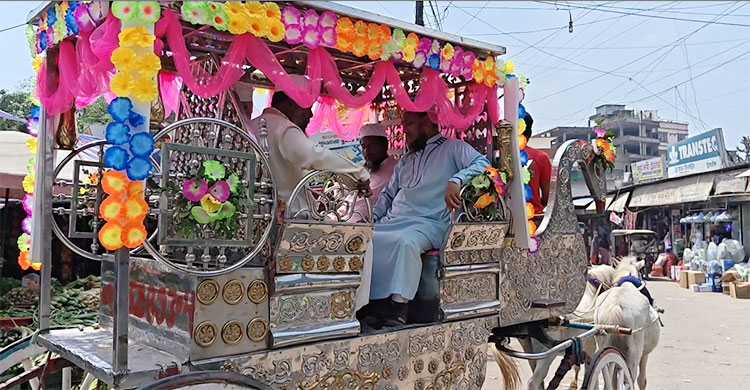 মসজিদের খাদেমকে ঘোড়ার গাড়িতে রাজসিক বিদায়
