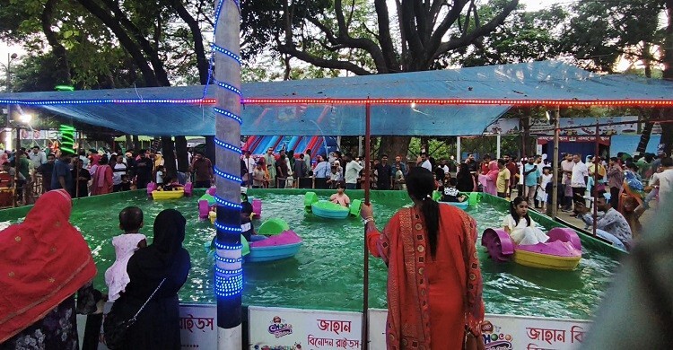 ঈদের ছুটিতে ধানমন্ডি লেক ও কলাবাগান শিশু পার্কে জনস্রোত