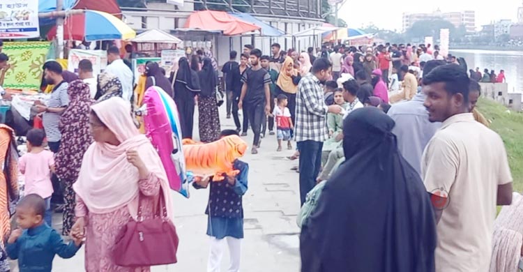 ঈদের তৃতীয় দিনেও জমজমাট শকুনি লেকপাড়