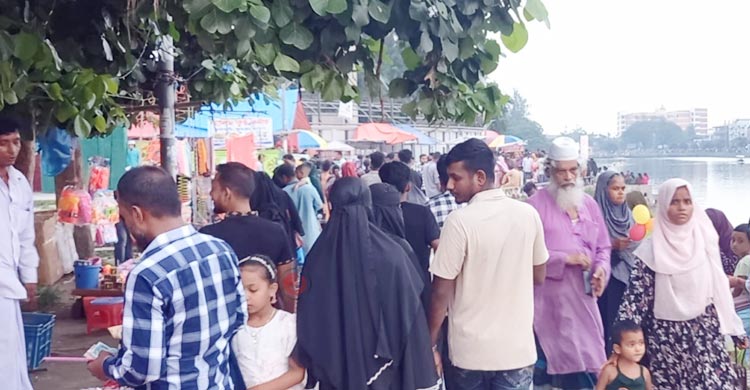 ঈদের তৃতীয় দিনেও জমজমাট শকুনি লেকপাড়