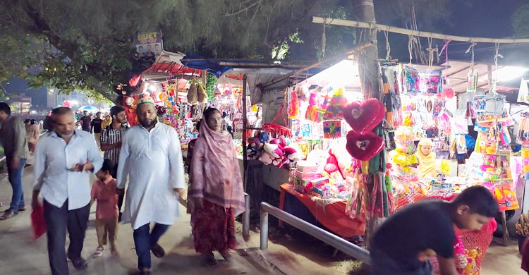 ঈদের তৃতীয় দিনেও জমজমাট শকুনি লেকপাড়