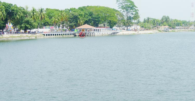 ঈদের তৃতীয় দিনেও জমজমাট শকুনি লেকপাড়