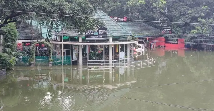 ধানমন্ডির লেক টাউন রেস্টুরেন্টে থই থই পানি, জলমগ্ন রবীন্দ্র সরোবর