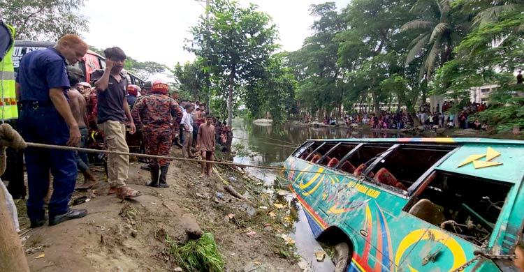লক্ষ্মীপুরে যাত্রীবাহী বাস খালে ডুবে নিহত ২