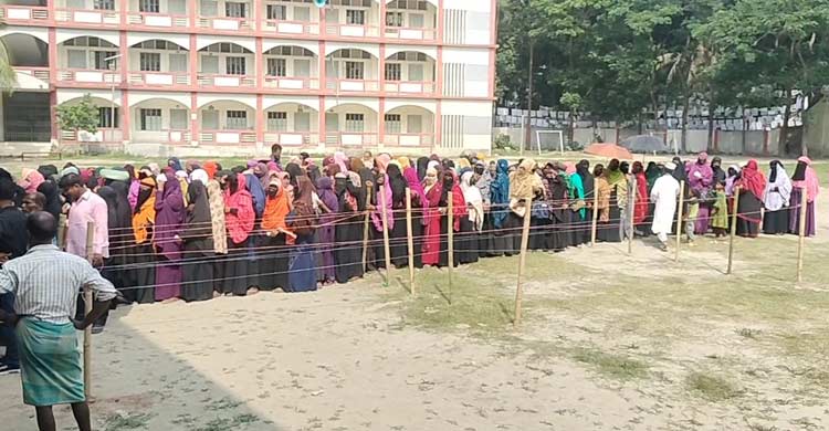 গরমে নাভিশ্বাস, পানির কলস নিয়ে ভোটারদের কাছে প্রার্থীর কর্মীরা