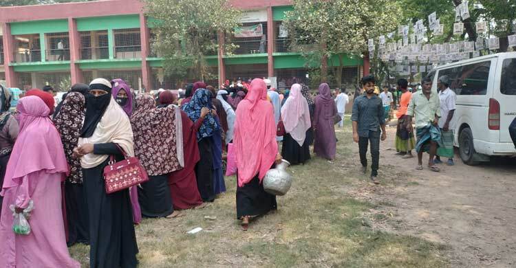 গরমে নাভিশ্বাস, পানির কলস নিয়ে ভোটারদের কাছে প্রার্থীর কর্মীরা