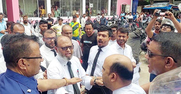 কোটা আন্দোলন: লক্ষ্মীপুরে আইনজীবীদের মধ্যে হট্টগোল